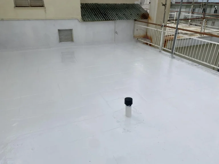 Ταράτσα με νέα λευκή στεγανωτική μεμβράνη