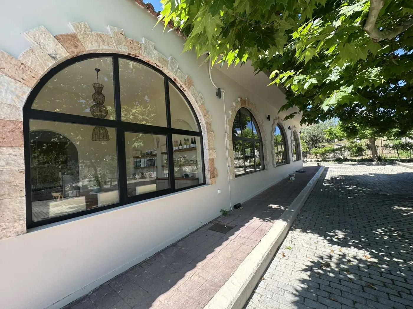 Εξωτερικό με τοξωτά παράθυρα