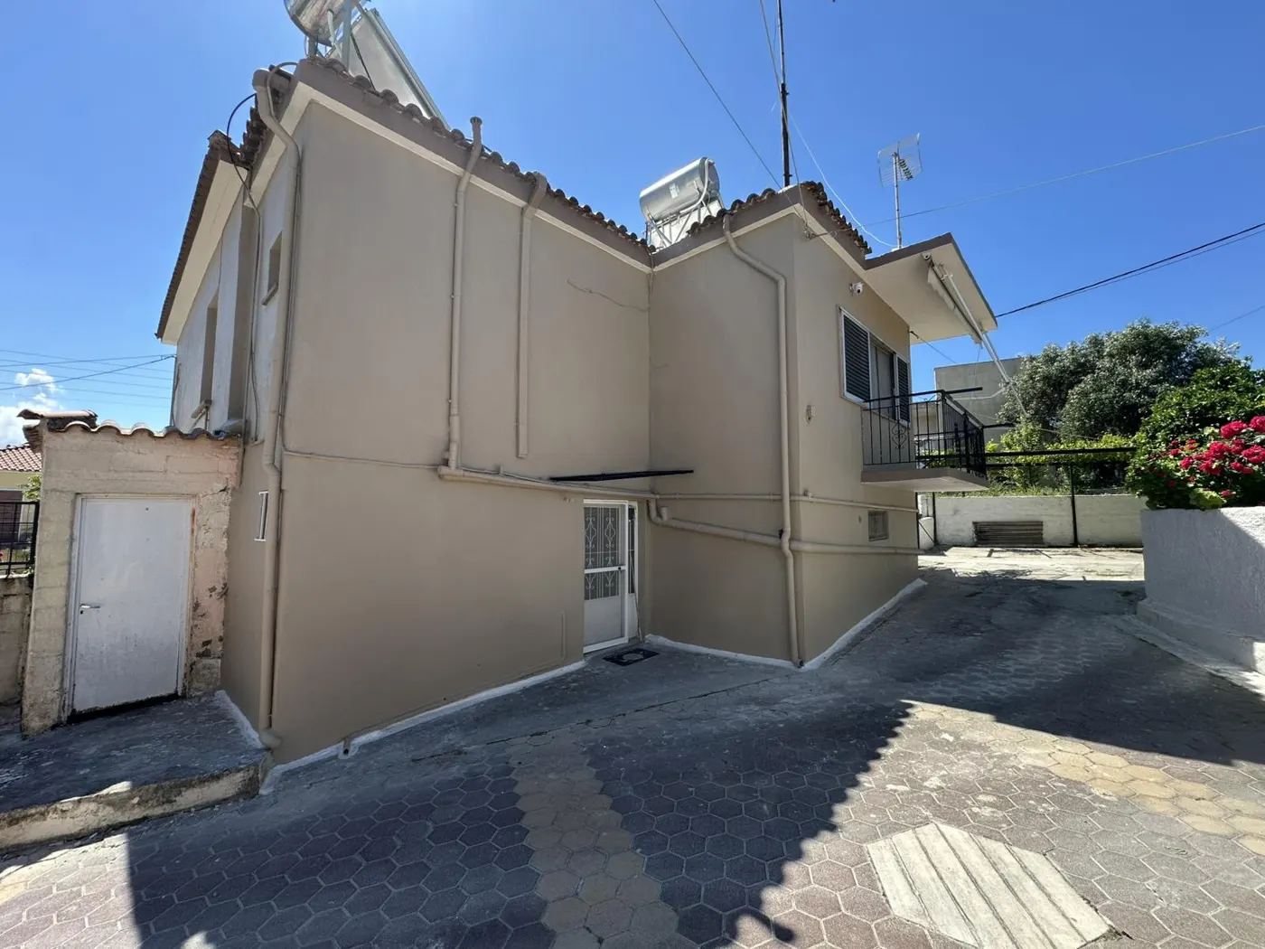 Πρόσοψη κατοικίας μετά το νέο σοβάτισμα